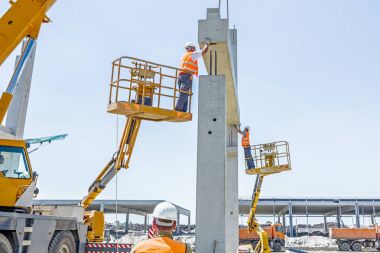 Çalışan insanlar ile yüksek yükseltilmiş kiraz seçici.