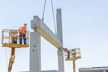 Çalışan insanlar ile yüksek yükseltilmiş kiraz seçici.