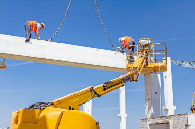 Ağır çalışan insanlar ile yüksek yükseltilmiş kiraz seçici