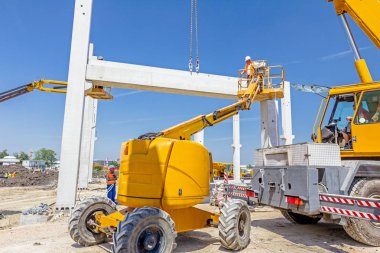 Ağır çalışan insanlar ile yüksek yükseltilmiş kiraz seçici