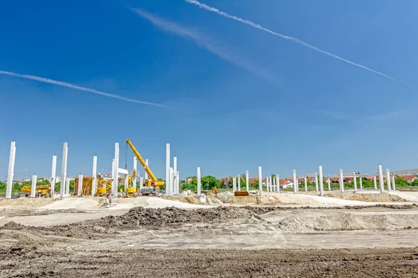 Güzel bir gökyüzü ile yeni yapı beton şartını yerleştirilir 