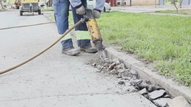 İnşaat işçisi matkap kullanarak 