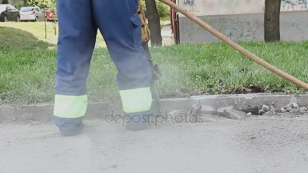 Trabalhador da construção está usando martelo pneumático — Vídeo de Stock