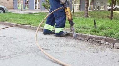 İnşaat işçisi matkap kullanarak 