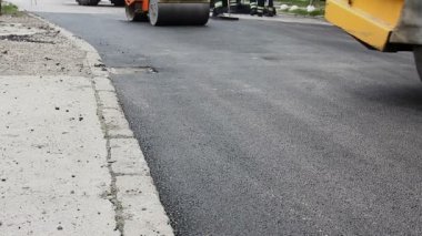 İşçi sıcak asfalt tesviye sonra yere, yol çalışmaları uygulanır