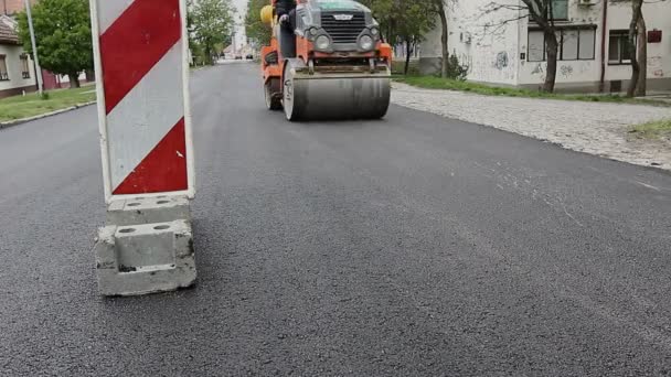 Stoomwals verspreidt zich warm asfalt — Stockvideo
