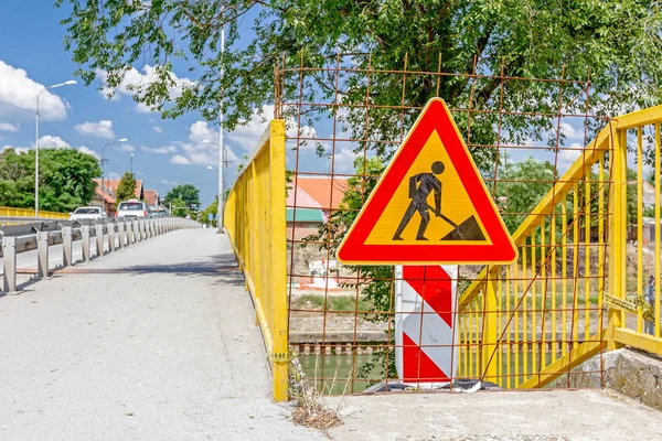 Gågatan, gatan är stängd med triangel tecken för road wo — Stockfoto
