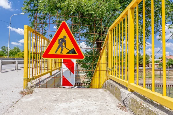 Gågatan, gatan är stängd med triangel tecken för road wo — Stockfoto