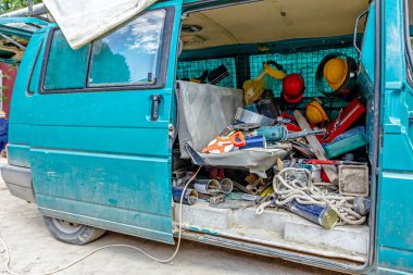 Donatıcı 's ekipman açık yan kapı ile Van'da kazıklı