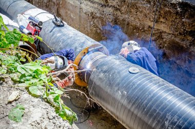 Kaynakçı Takım onları kadar derleme yeni bir pipeli kaynak göster