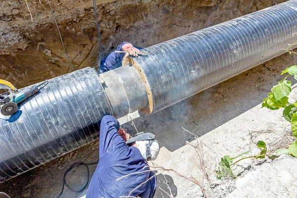 Os trabalhadores estão colocando conjunto de isolamento térmico de isopor em novo gasoduto . — Fotografia de Stock