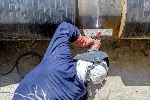 Dělníci jsou umístění sadu tepelné izolace polystyren na nové potrubí. — Stock fotografie