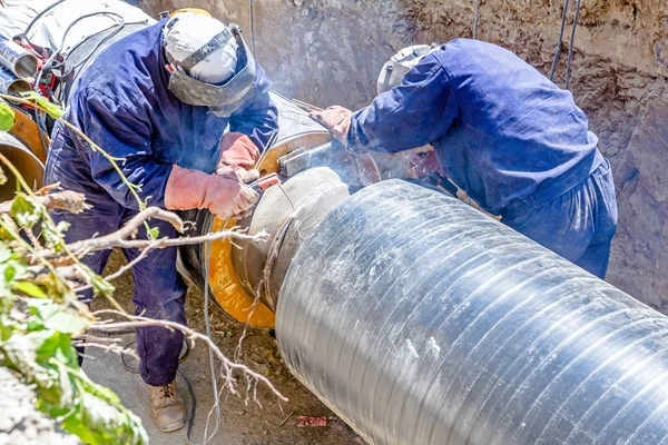 Zobrazit na svařování týmu svářečů až je montáž nového pipeli — Stock fotografie