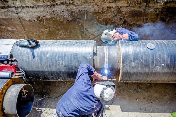 Ver na equipe de soldagem de soldadores até que eles montam um novo pipeli — Fotografia de Stock