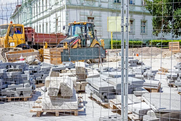 Stack av betongplattor som staplas på träpallar inhägnad med utfor — Stockfoto