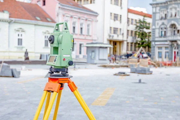 Väg-och vattenbyggnadsingenjörs instrument, teodolit, utrustning för lantmäteri. — Stockfoto