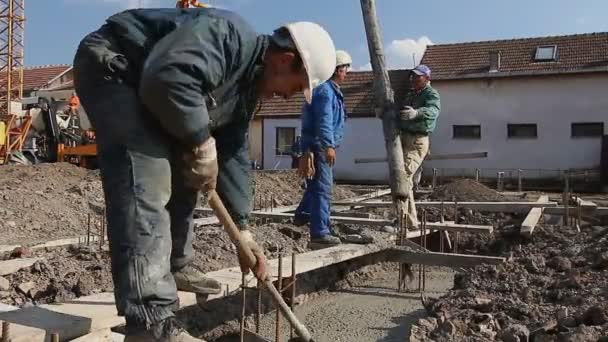 Equipo de trabajadores de la construcción está trabajando en el hormigonado en el sitio de construcción — Vídeos de Stock