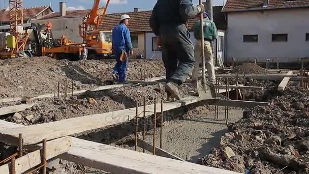 Team van werknemers in de bouw werkt op betonwerken op de bouwplaats — Stockvideo