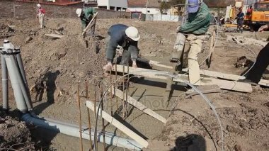 İnşaat İşçileri takım inşaat alanında Betonlama üzerinde çalışıyoruz