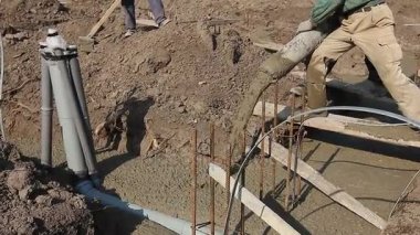 İnşaat İşçileri takım inşaat alanında Betonlama üzerinde çalışıyoruz