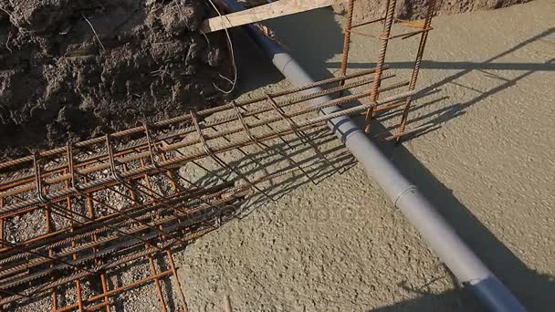 Beton se šíří v nadaci pokrývající sanitárních potrubí — Stock video