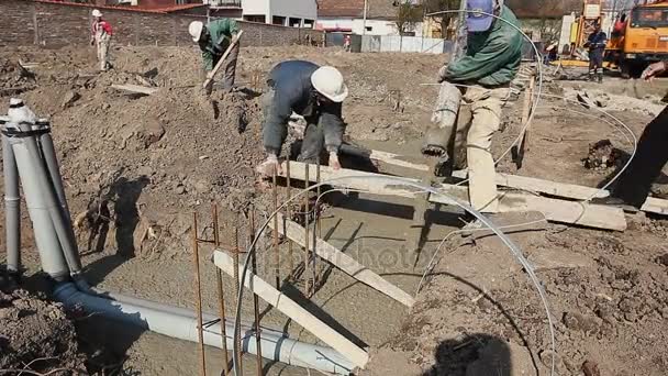 Equipo de trabajadores de la construcción está trabajando en el hormigonado en el sitio de construcción — Vídeos de Stock