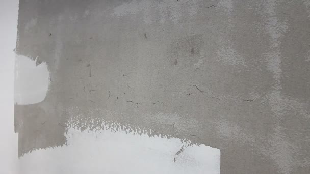 El pintor está alisando la pared antes de pintar con paleta, revestimiento descremado — Vídeo de stock