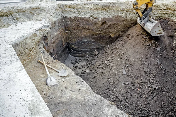 Les outils utilisés pour les travaux de terrassement sont laissés pour un temps libre — Photo