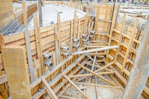 Molde de madera para hormigón vertido con sistema de tubería —  Fotos de Stock