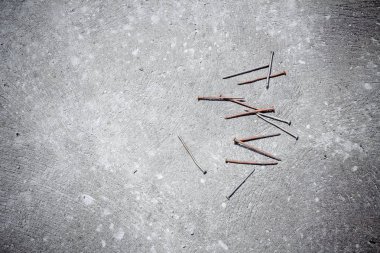 Beton doku üzerinde eski paslı çivi