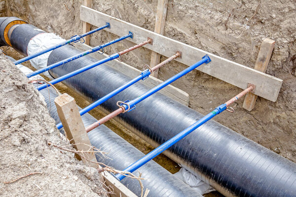 Берег поддерживает стены траншеи для защиты рабочих
 