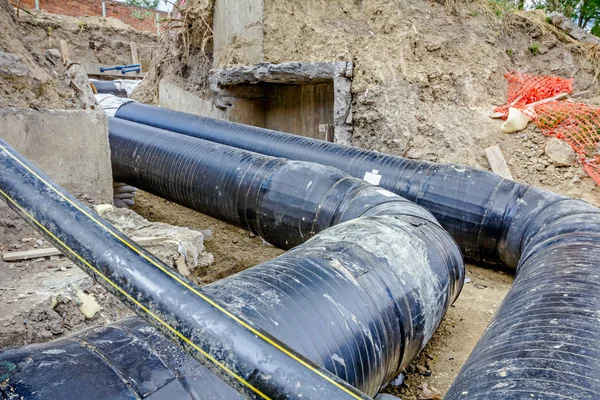 Aislamiento térmico en nueva tubería colocada en zanja — Foto de Stock