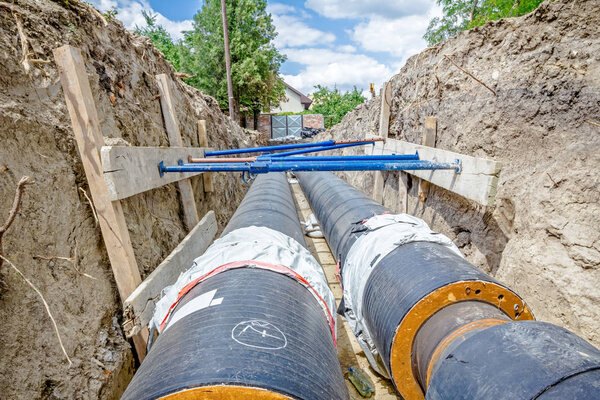 Берег поддерживает стены траншеи для защиты рабочих
 