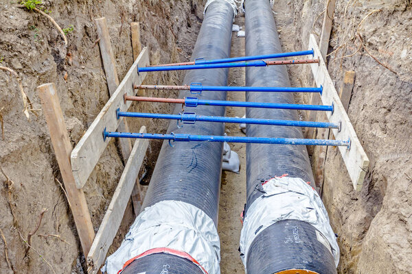 Берег поддерживает стены траншеи для защиты рабочих
 