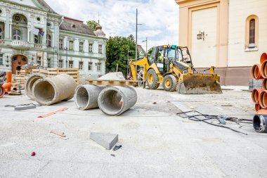 Bir şantiye p olmaya hazır beton drenaj boruları vardır