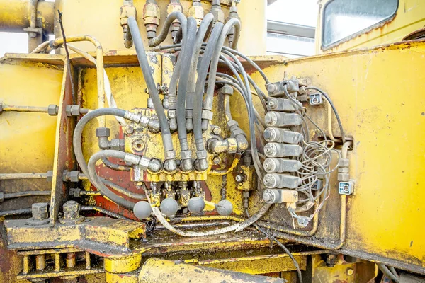 Hydraultryck system, slangar, beslag och spakarna på kontroll — Stockfoto