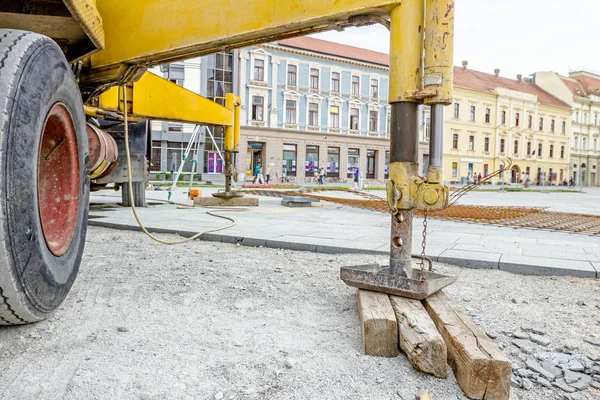 Hydrauliczne stóp jest obsługiwany przez drewno dla bezpieczeństwa, boczne wzmocnienia br. — Zdjęcie stockowe