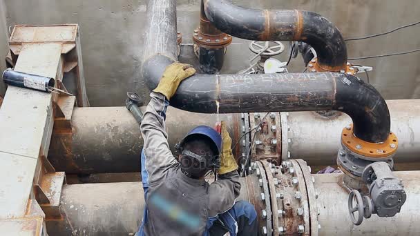 Vue sur soudeur jusqu'à la jonction du pipeline de soudage — Video