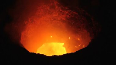 Erimiş, sıvı metal kaynar 