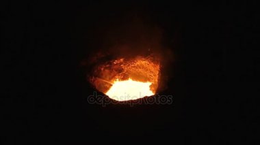 Erimiş, sıvı metal kaynar 