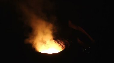 Erimiş, sıvı metal kaynar 