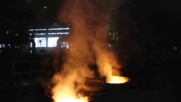 古い金属のリサイクルのための高炉の充填 — ストック動画