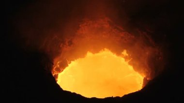 Erimiş, sıvı metal kaynar 