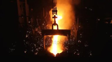 Erimiş çelik pota içinde dökme