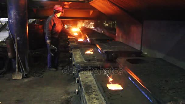 Linia produkcji masowej, napełnianie form z ciekłym metalem — Wideo stockowe