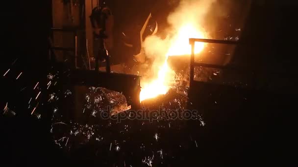 Розплавлена сталь заливається в ковші — стокове відео