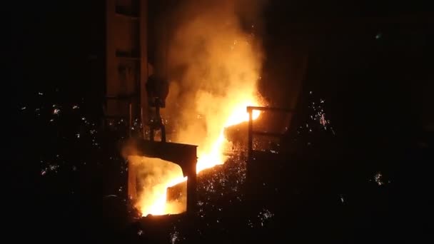 Geschmolzener Stahl gießt in Schöpfkelle — Stockvideo