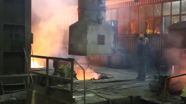 Alto-forno de enchimento com metal antigo para reciclagem — Vídeo de Stock