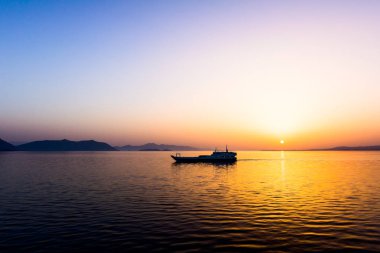 Feribot Tekne nakliyesi erken şafak, denizde su üzerinde geçen olduğu