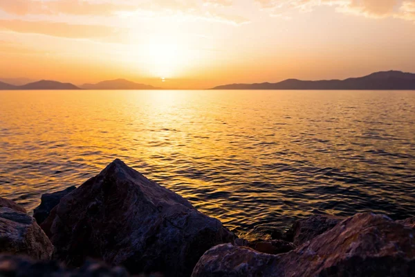 Deniz üzerinde kıyı şeridi bulutlu gün batımı mor buzlu